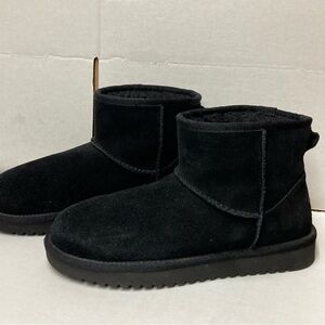 Ugg kookaburra black Sherpa ankle Boots for girls in size 5